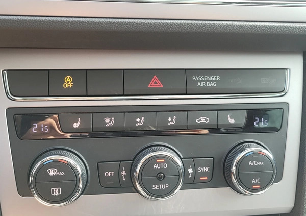 Seat Leon cena 70800 przebieg: 163198, rok produkcji 2019 z Iława małe 781
